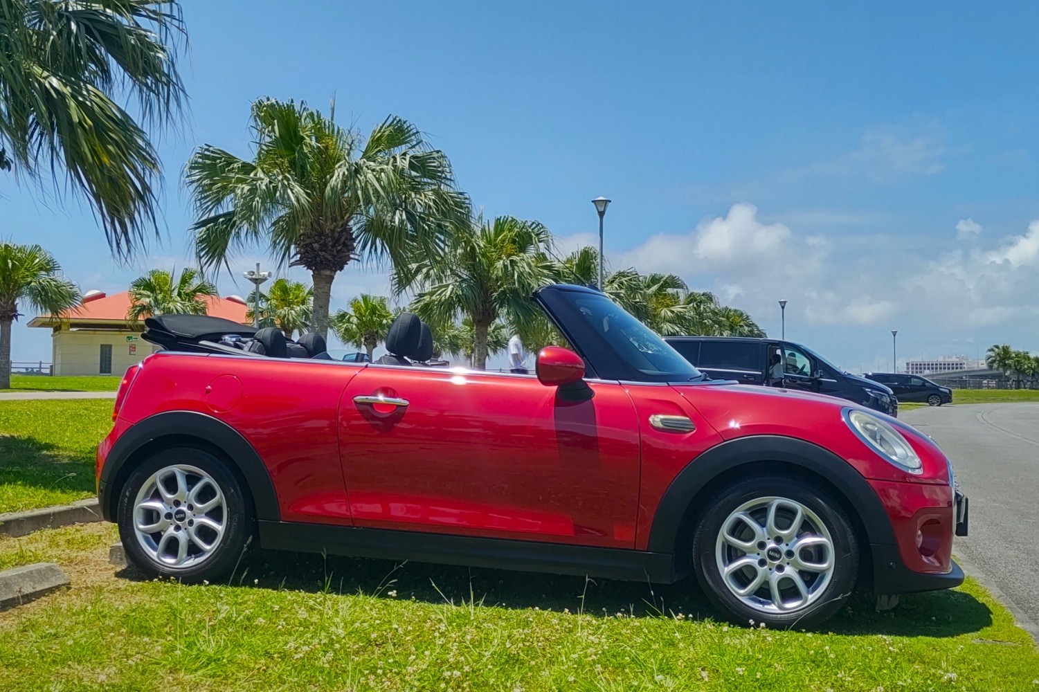 ミニクーパー 1500㏄ (オープン) MINI Cooper Convertible 赤 | 沖縄の